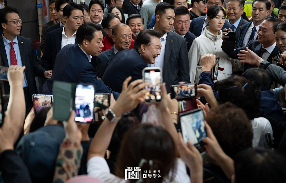 10월 22일 윤석열 대통령은 부산역 인근 전통시장인 초량시장을 방문해 시장을 찾은 시민과 상인들을 응원하고 격려했습니다.