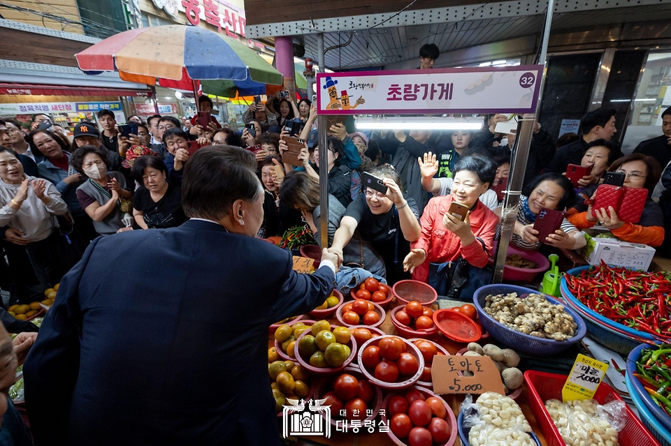 10월 22일 윤석열 대통령은 부산역 인근 전통시장인 초량시장을 방문해 시장을 찾은 시민과 상인들을 응원하고 격려했습니다.