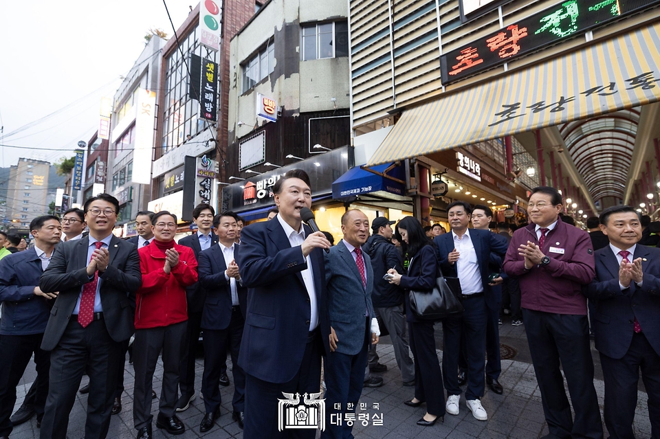 10월 22일 윤석열 대통령은 부산역 인근 전통시장인 초량시장을 방문해 시장을 찾은 시민과 상인들을 응원하고 격려했습니다.