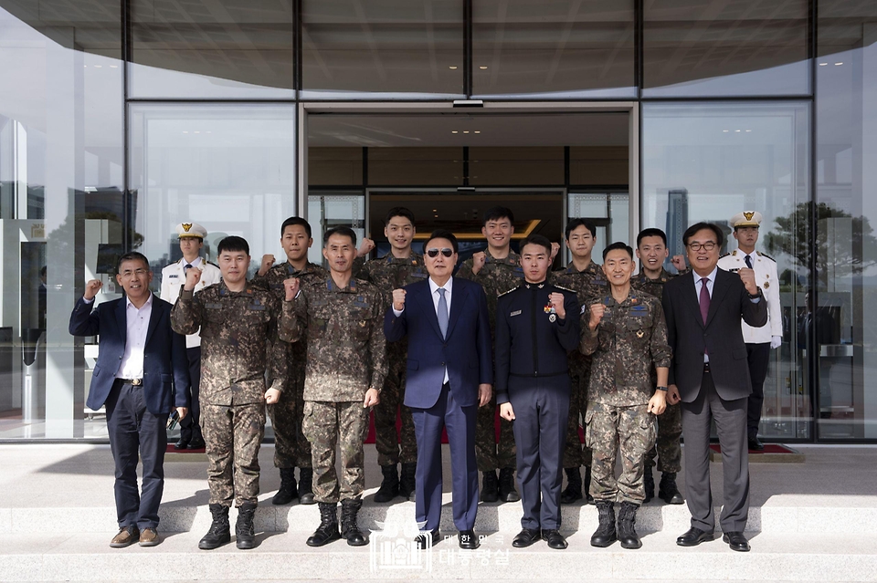 10월 25일 윤석열 대통령은 용산 대통령실에 견학 온 공군사관학교 생도들을 ‘깜짝 격려’ 했습니다.