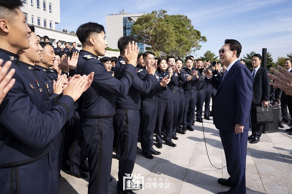 10월 25일 윤석열 대통령은 용산 대통령실에 견학 온 공군사관학교 생도들을 ‘깜짝 격려’ 했습니다.