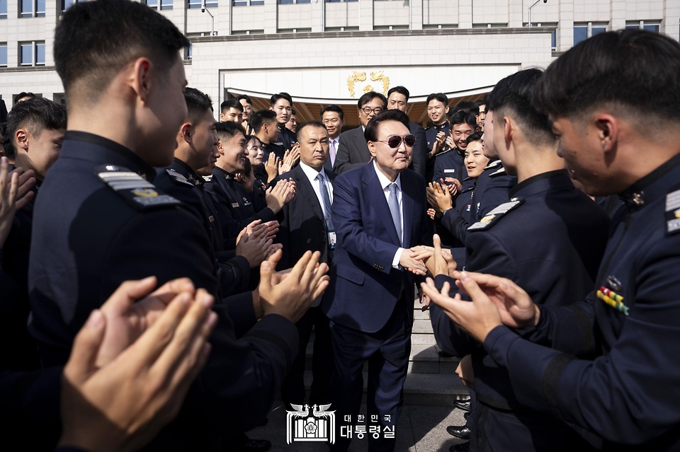 10월 25일 윤석열 대통령은 용산 대통령실에 견학 온 공군사관학교 생도들을 ‘깜짝 격려’ 했습니다.