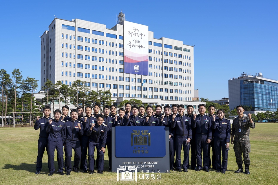 10월 25일 윤석열 대통령은 용산 대통령실에 견학 온 공군사관학교 생도들을 ‘깜짝 격려’ 했습니다.