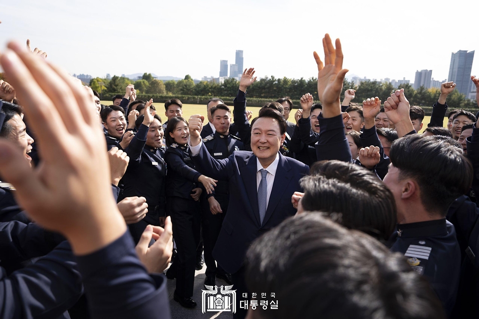 10월 25일 윤석열 대통령은 용산 대통령실에 견학 온 공군사관학교 생도들을 ‘깜짝 격려’ 했습니다.