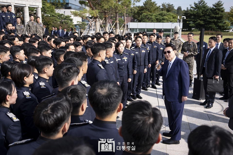 10월 25일 윤석열 대통령은 용산 대통령실에 견학 온 공군사관학교 생도들을 ‘깜짝 격려’ 했습니다.