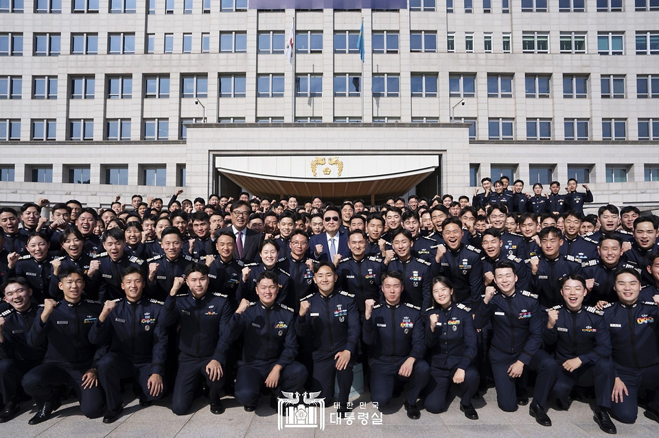 10월 25일 윤석열 대통령은 용산 대통령실에 견학 온 공군사관학교 생도들을 ‘깜짝 격려’ 했습니다.