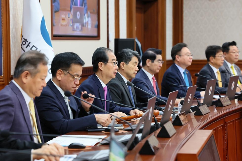 한덕수 국무총리가 12일 세종대로 정부서울청사에서 열린 국무회의를 주재, 모두발언을 하고 있다.