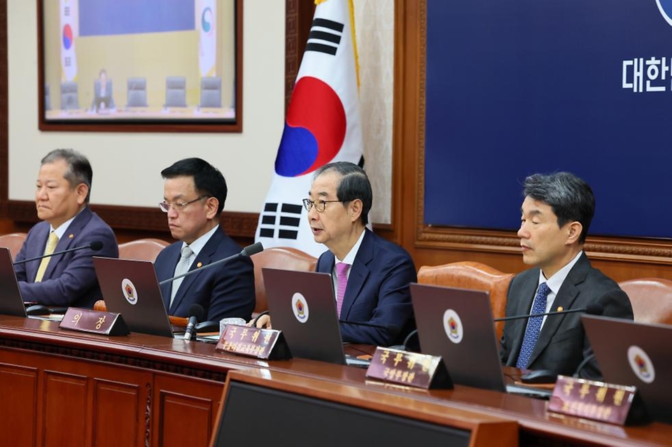 한덕수 국무총리가 12일 세종대로 정부서울청사에서 열린 국무회의를 주재, 모두발언을 하고 있다.