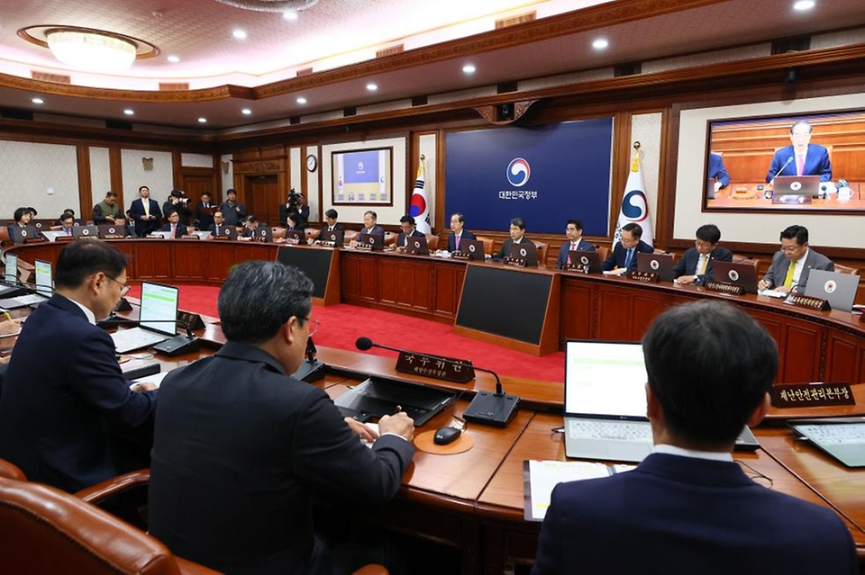 한덕수 국무총리가 12일 세종대로 정부서울청사에서 열린 국무회의를 주재, 모두발언을 하고 있다.