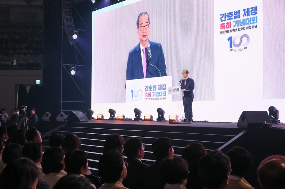 한덕수 국무총리가 12일 중구 장충체육관에서 열린 대한간호협회 기념식에 참석, 축사를 하고 있다.