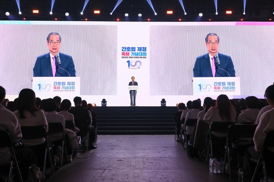 한덕수 국무총리가 12일 중구 장충체육관에서 열린 대한간호협회 기념식에 참석, 축사를 하고 있다.