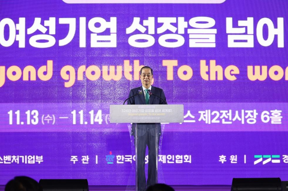 한덕수 국무총리가 13일 경기 고양시 일산 킨텍스에서 열린 2024 전국 여성 CEO 경영 연수 개회식에 참석, 축사를 하고 있다.