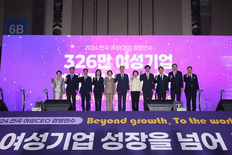 한덕수 국무총리가 13일 경기 고양시 일산 킨텍스에서 열린 2024 전국 여성 CEO 경영 연수 개회식에 참석, 축사를 하고 있다.