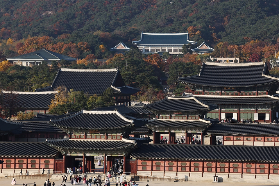 14일 서울 종로구 경복궁과 청와대 일대에 오색빛깔의 풍경이 펼쳐지고 있다.