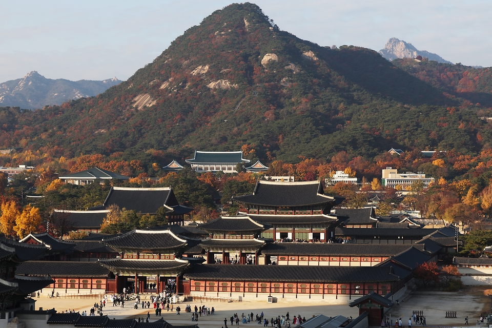 14일 서울 종로구 경복궁과 청와대 일대에 오색빛깔의 풍경이 펼쳐지고 있다.