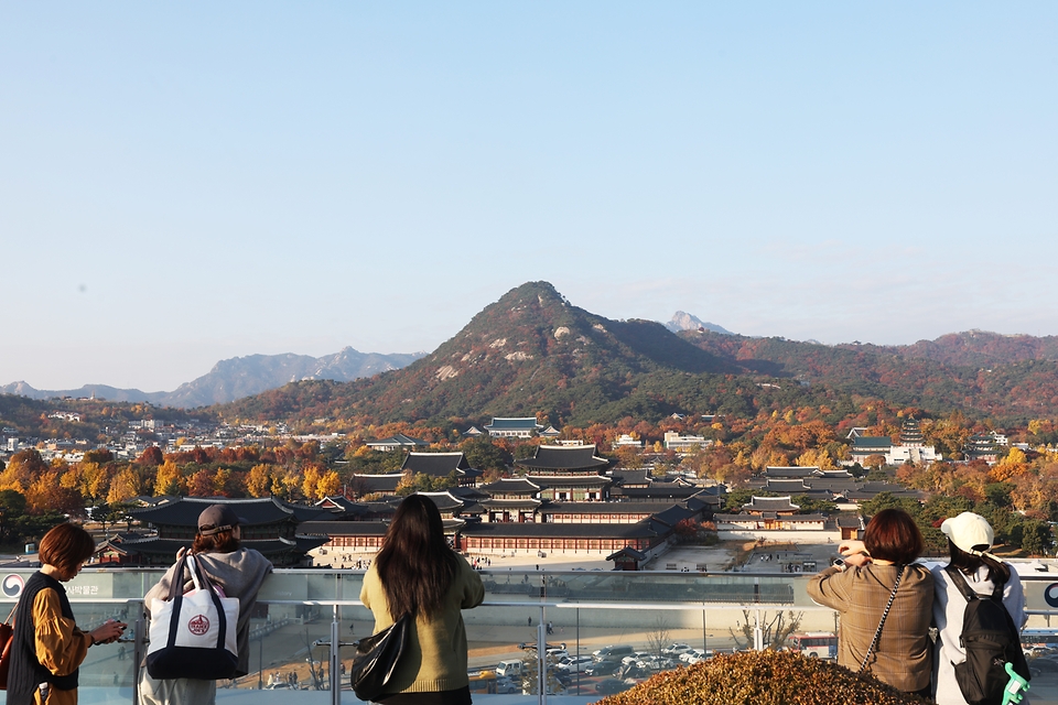 14일 서울 종로구 경복궁과 청와대 일대에 가을에 물든 오색빛깔의 풍경이 펼쳐지고 있다. 