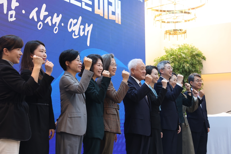 김한길 국민통합위원장 등 관계자들이 15일 서울 용산구 전쟁기념관에서 열린 ‘2024 국민통합 컨퍼런스’에 참석해 포즈를 취하고 있다. 