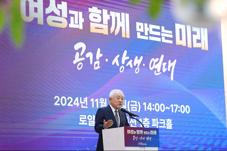 김한길 국민통합위원장이 15일 서울 용산구 전쟁기념관에서 열린 ‘2024 국민통합 컨퍼런스’에 참석해 모두발언을 하고 있다. 