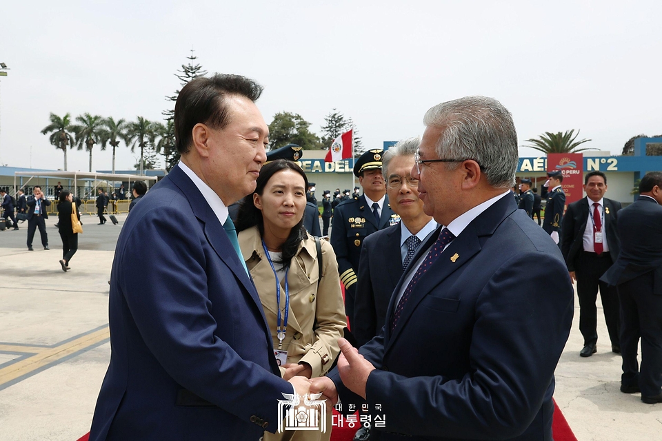 11월 17일 윤석열 대통령은 APEC 정상회담 및 페루 공식 방문을 마치고 브라질에서 열리는 G20 정상회의 참석을 위해 출국했습니다.