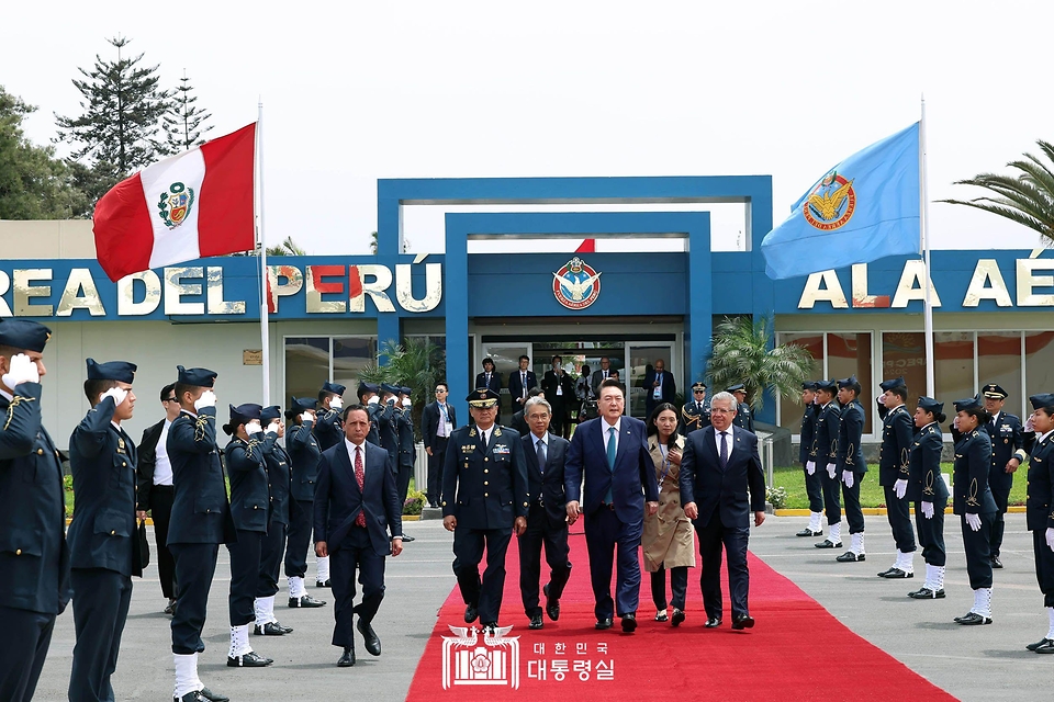 11월 17일 윤석열 대통령은 APEC 정상회담 및 페루 공식 방문을 마치고 브라질에서 열리는 G20 정상회의 참석을 위해 출국했습니다.