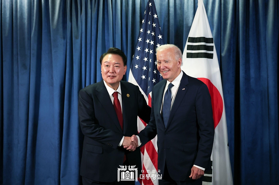 11월 15일 윤석열 대통령은 조 바이든 미국 대통령과 한미 정상회담을 가졌습니다.