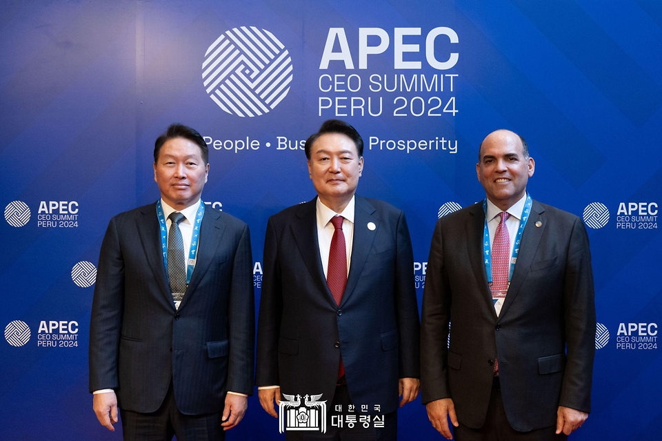 11월 15일 윤석열 대통령은 APEC CEO 서밋 행사에 참석해 기조연설을 하였습니다.