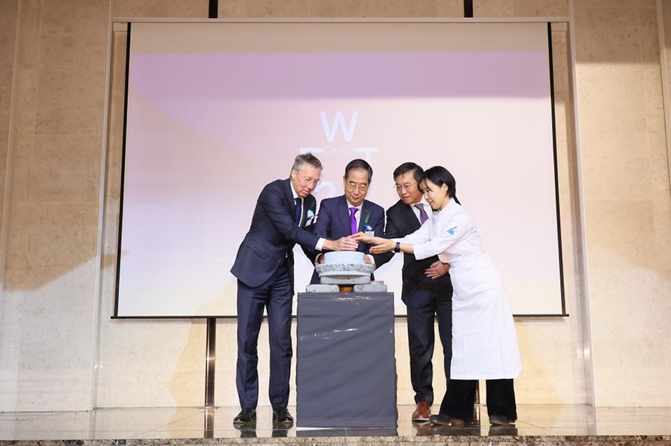 한덕수 국무총리가 18일 관악구 서울대학교에서 열린 월드푸드테크 포럼 개막식에서 축사를 하고 있다.