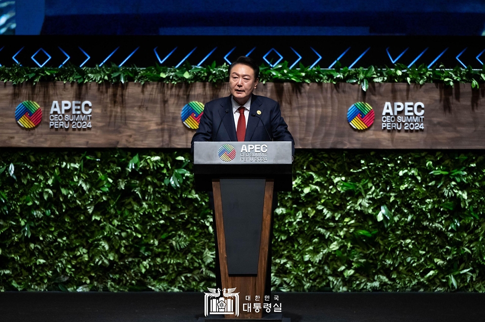 11월 15일 윤석열 대통령은 APEC CEO 서밋 행사에 참석해 기조연설을 하였습니다.