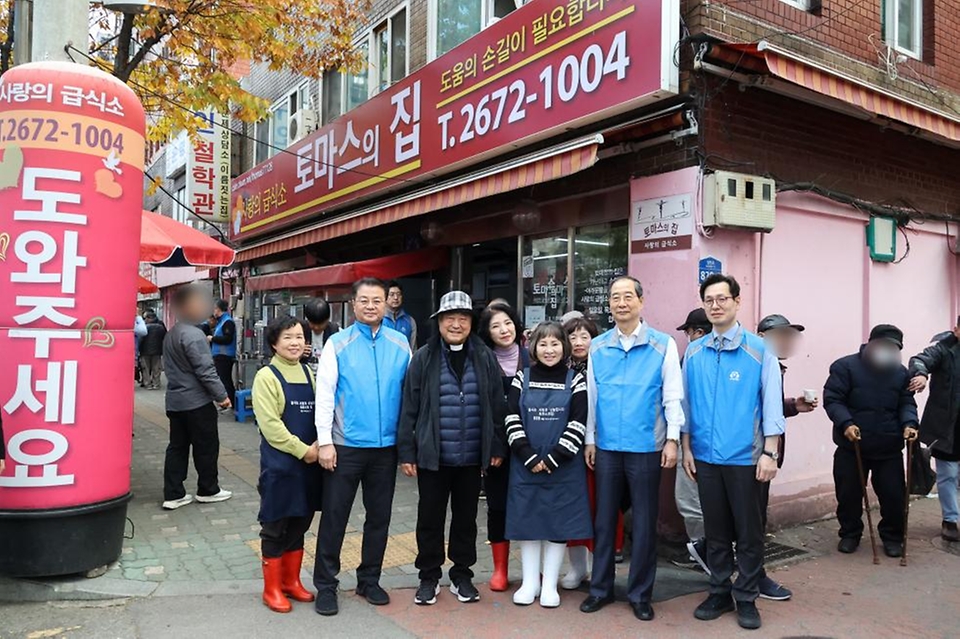 한덕수 국무총리가 방기선 국무조정실장을 비롯한 총리실 직원들과 함께 19일 영등포구 무료급식소 ‘토마스의 집’을 찾아 배식 봉사활동을 하고 있다.