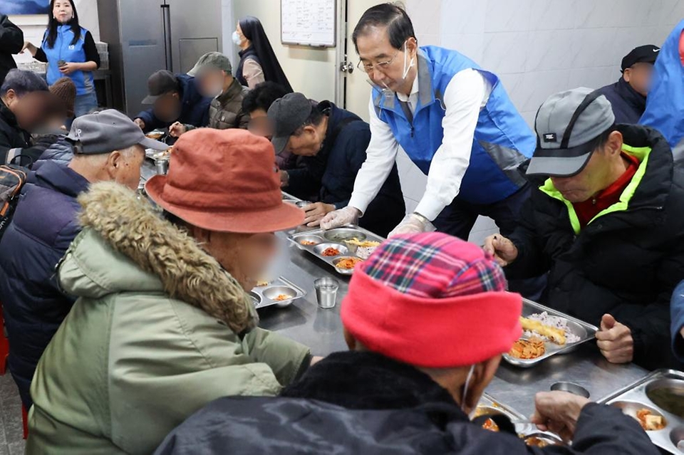 한덕수 국무총리가 방기선 국무조정실장을 비롯한 총리실 직원들과 함께 19일 영등포구 무료급식소 ‘토마스의 집’을 찾아 배식 봉사활동을 하고 있다.