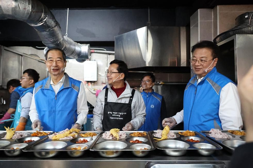 한덕수 국무총리가 방기선 국무조정실장을 비롯한 총리실 직원들과 함께 19일 영등포구 무료급식소 ‘토마스의 집’을 찾아 배식 봉사활동을 하고 있다.