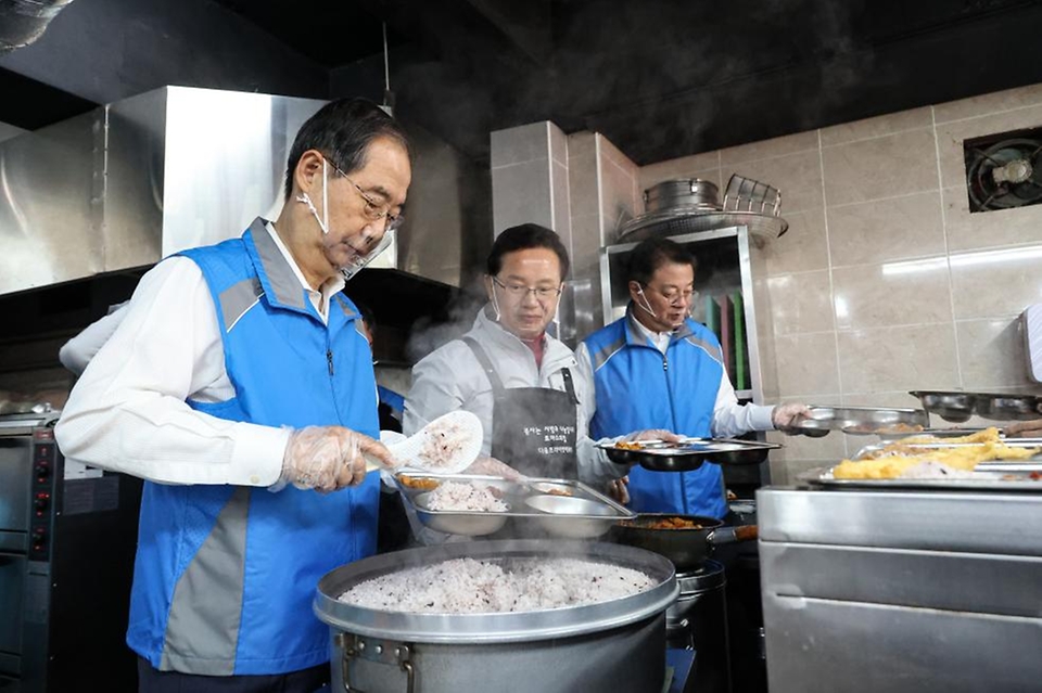 한덕수 국무총리가 방기선 국무조정실장을 비롯한 총리실 직원들과 함께 19일 영등포구 무료급식소 ‘토마스의 집’을 찾아 배식 봉사활동을 하고 있다.