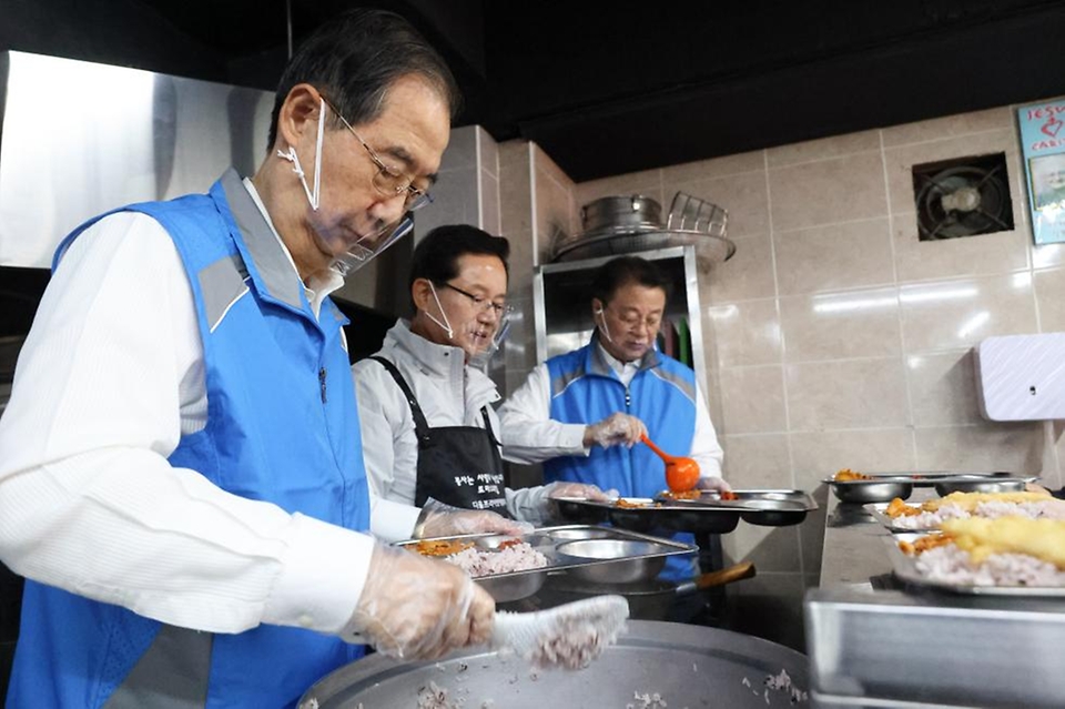 한덕수 국무총리가 방기선 국무조정실장을 비롯한 총리실 직원들과 함께 19일 영등포구 무료급식소 ‘토마스의 집’을 찾아 배식 봉사활동을 하고 있다.