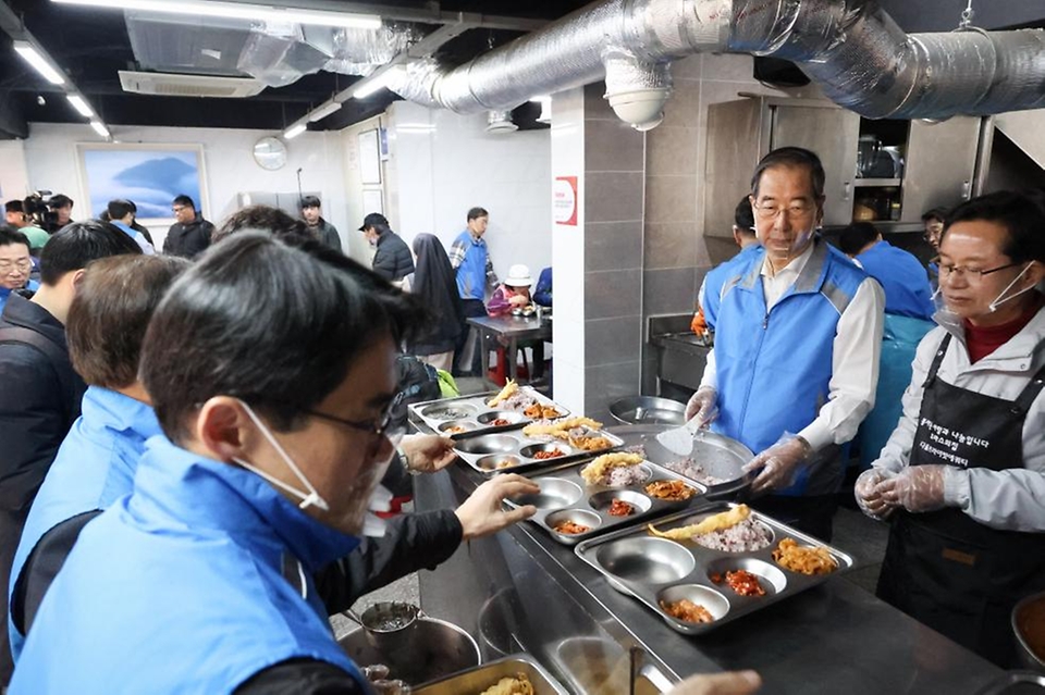 한덕수 국무총리가 방기선 국무조정실장을 비롯한 총리실 직원들과 함께 19일 영등포구 무료급식소 ‘토마스의 집’을 찾아 배식 봉사활동을 하고 있다.