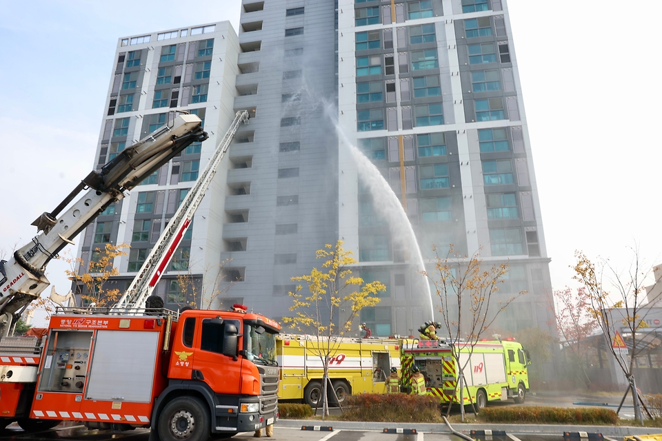 20일 전북 전주 덕진구에서 행전안전부 주관하는 ‘레디코리아’ 전기차 화재대응훈련이 실시되고 있다.