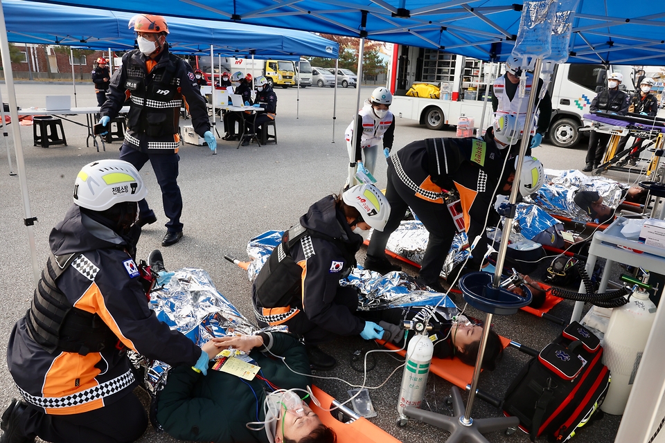 20일 전북 전주 덕진구에서 행전안전부 주관하는 ‘레디코리아’ 전기차 화재대응훈련이 실시되고 있다.