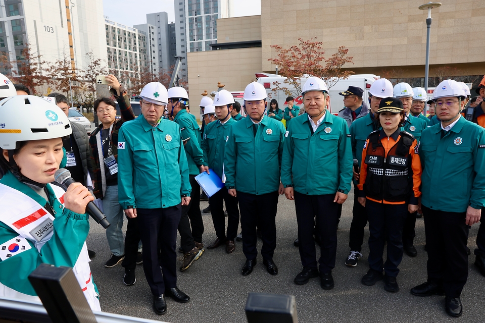 20일 전북 전주 덕진구에서 행전안전부 주관하는 ‘레디코리아’ 전기차 화재대응훈련이 실시되고 있다.