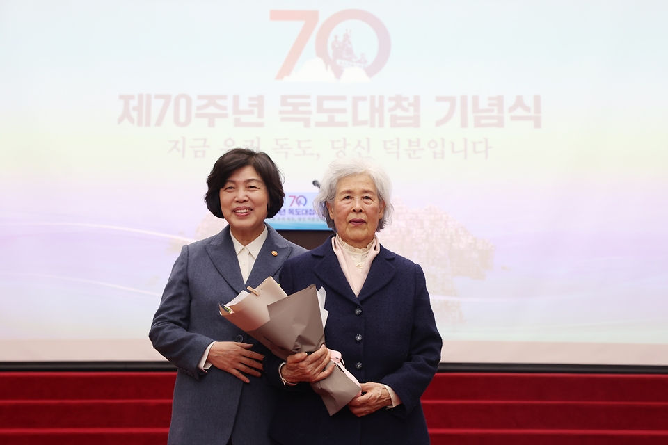 21일 대전 유성구 국립대전현충원 현충관에서 제70주년 독도대첩 기념식이 거행되고 있다.