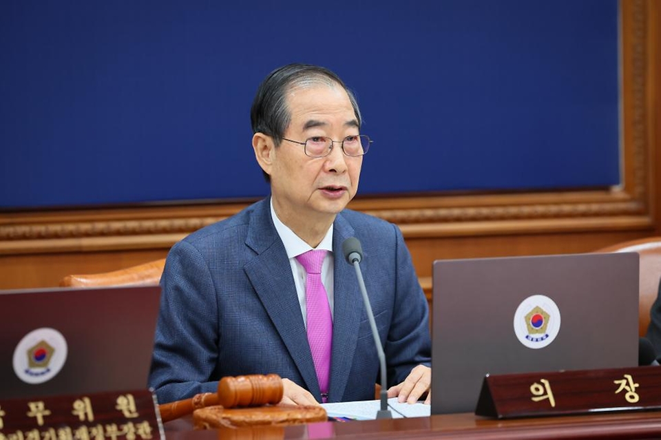 한덕수 국무총리가 26일 세종대로 정부서울청사에서 열린 국무회의를 주재, 모두발언을 하고 있다.