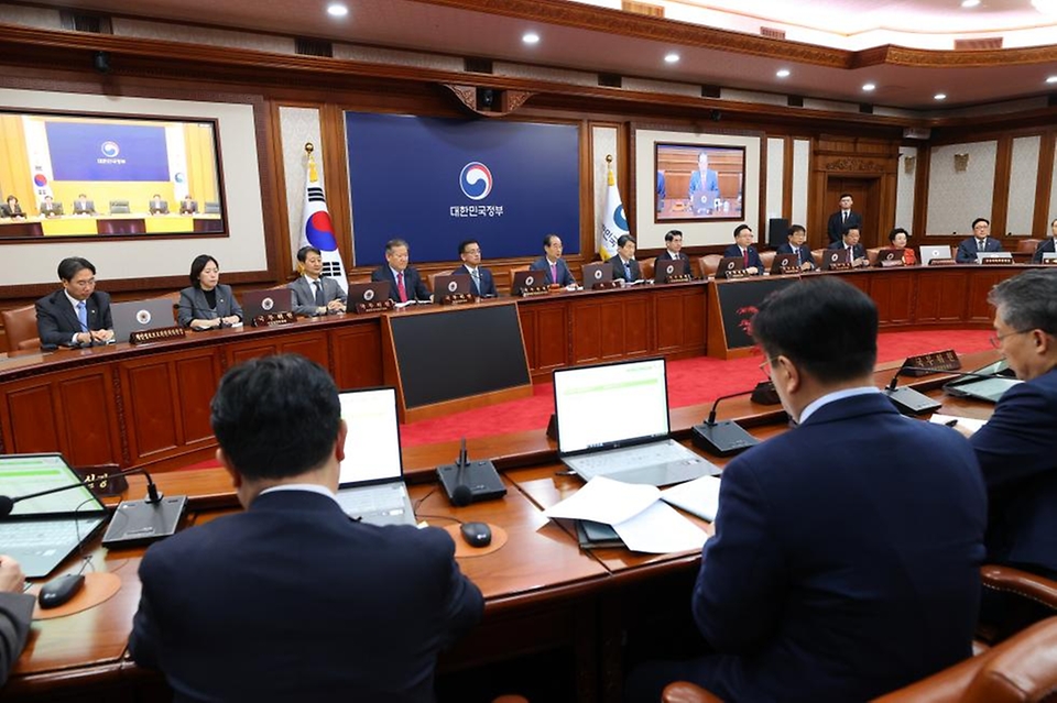 한덕수 국무총리가 26일 세종대로 정부서울청사에서 열린 국무회의를 주재, 모두발언을 하고 있다.