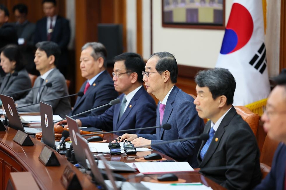 한덕수 국무총리가 26일 세종대로 정부서울청사에서 열린 국무회의를 주재, 모두발언을 하고 있다.