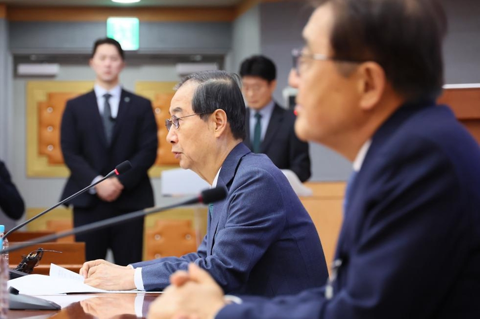 한덕수 국무총리가 27일 세종대로 정부서울청사에서 열린 제14차 미세먼지 특별대책위원회를 주재하고 있다.