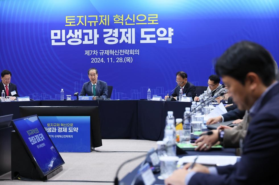 한덕수 국무총리가 28일 대전 유성구 한국전자통신연구원에서 열린 제7차 규제혁신전략회의에서 발언을 하고 있다.