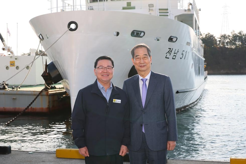 한덕수 국무총리가 29일 전남 여수시 신월동 선착장에서 전남 511호 병원선에 올라 진료 부서를 돌며 근무자들을 격려하고 있다.