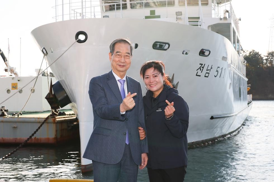 한덕수 국무총리가 29일 전남 여수시 신월동 선착장에서 전남 511호 병원선에 올라 진료 부서를 돌며 근무자들을 격려하고 있다.