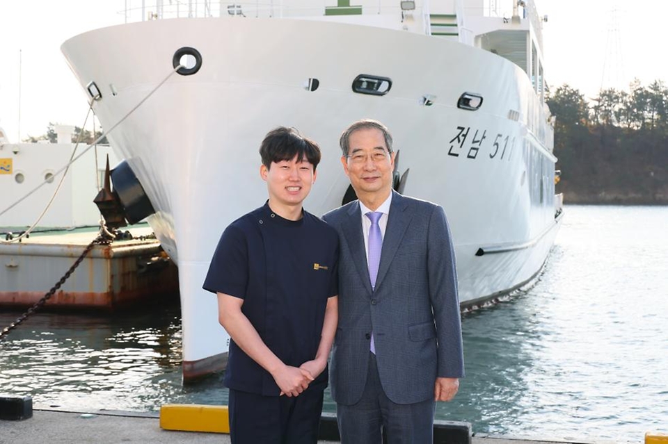 한덕수 국무총리가 29일 전남 여수시 신월동 선착장에서 전남 511호 병원선에 올라 진료 부서를 돌며 근무자들을 격려하고 있다.