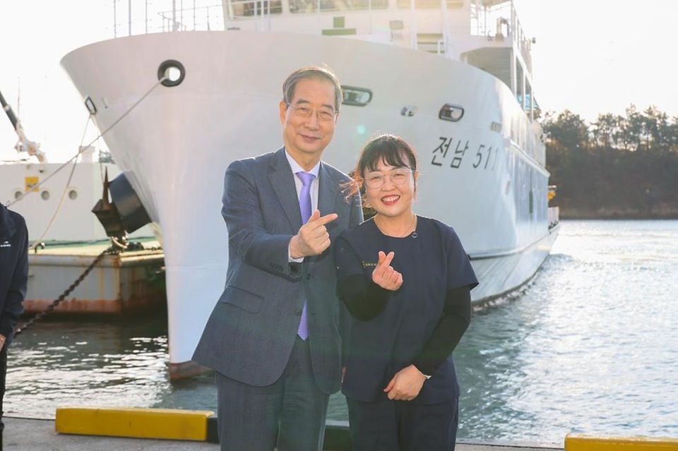 한덕수 국무총리가 29일 전남 여수시 신월동 선착장에서 전남 511호 병원선에 올라 진료 부서를 돌며 근무자들을 격려하고 있다.