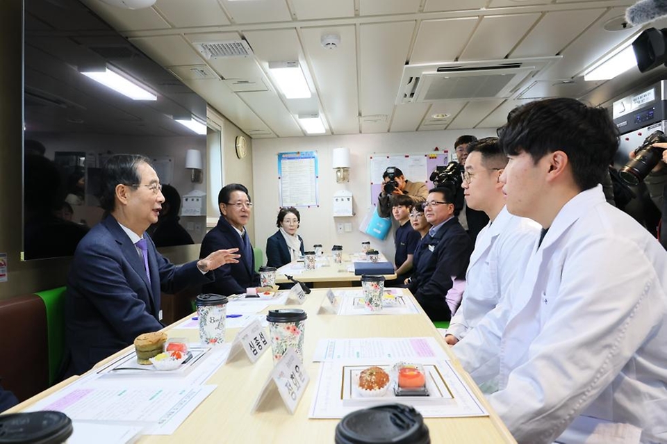 한덕수 국무총리가 29일 전남 여수시 신월동 선착장에서 전남 511호 병원선에 올라 진료 부서를 돌며 근무자들을 격려하고 있다.