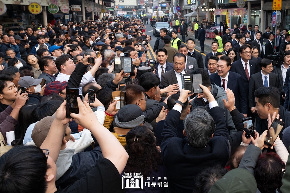 12월 2일 윤석열 대통령은 공주산성시장을 방문해 시장 상인 및 지역 소상공인을 격려했습니다.