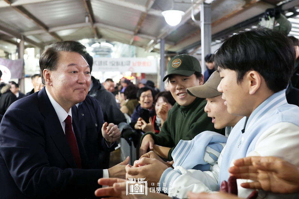 12월 2일 윤석열 대통령은 공주산성시장을 방문해 시장 상인 및 지역 소상공인을 격려했습니다.